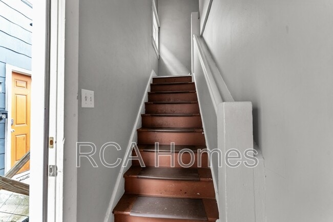 Building Photo - 528 1/2 E Raymond St.
