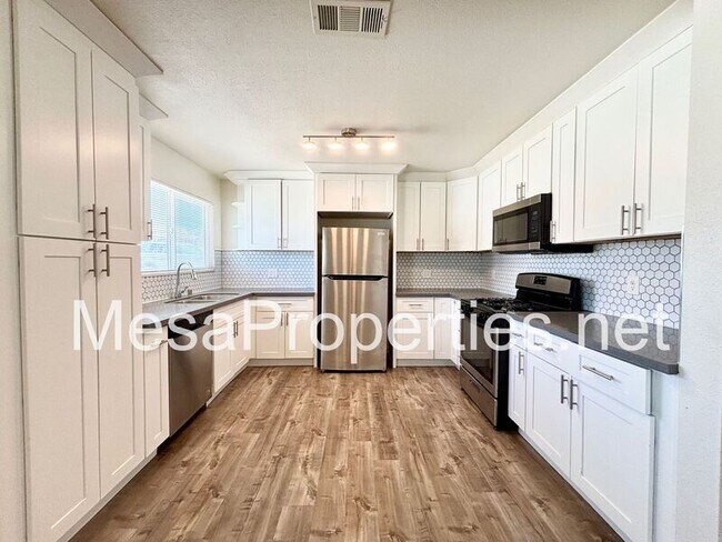 Building Photo - 820 Caliente Dr