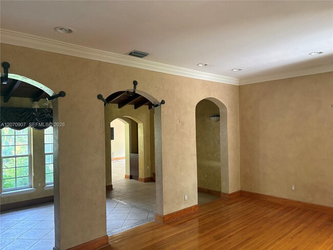 Building Photo - 805 Paradiso Ave