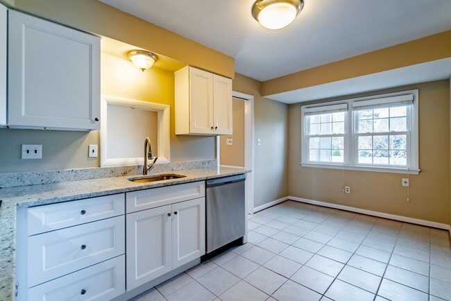 Building Photo - Gorgeous 4 Bed 3 Bath Brick Home In Serene Hollindale