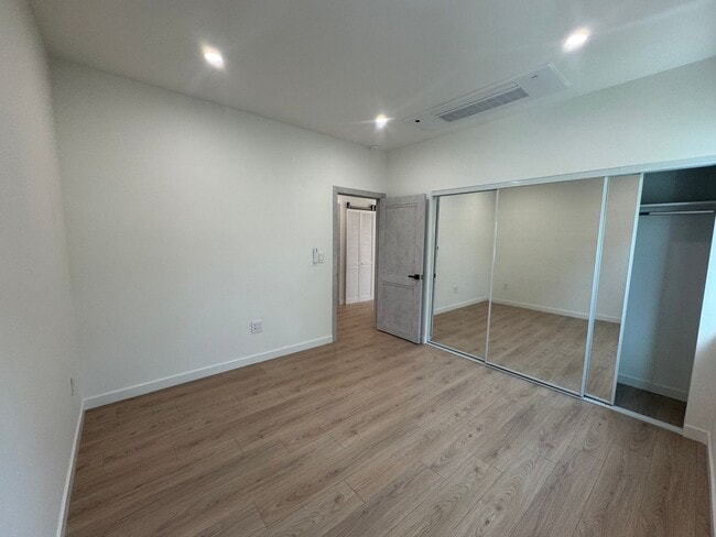 Building Photo - Spacious 1000 Sq. Ft. Single-Floor Back AD...
