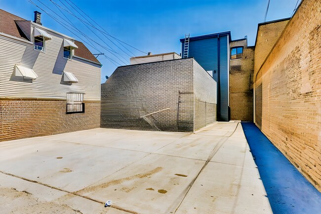 Building Photo - 2818 W Fletcher St