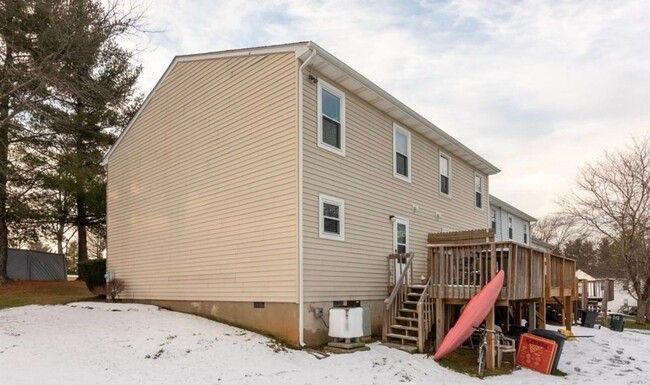 Building Photo - Charming Townhouse Near Campus