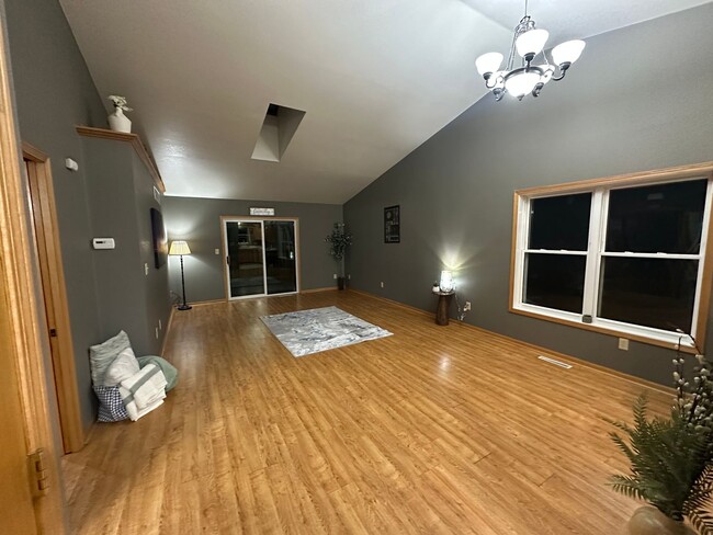 Building Photo - 3 Bed, 2 Bath Condo for Rent in Evansdale, Ia