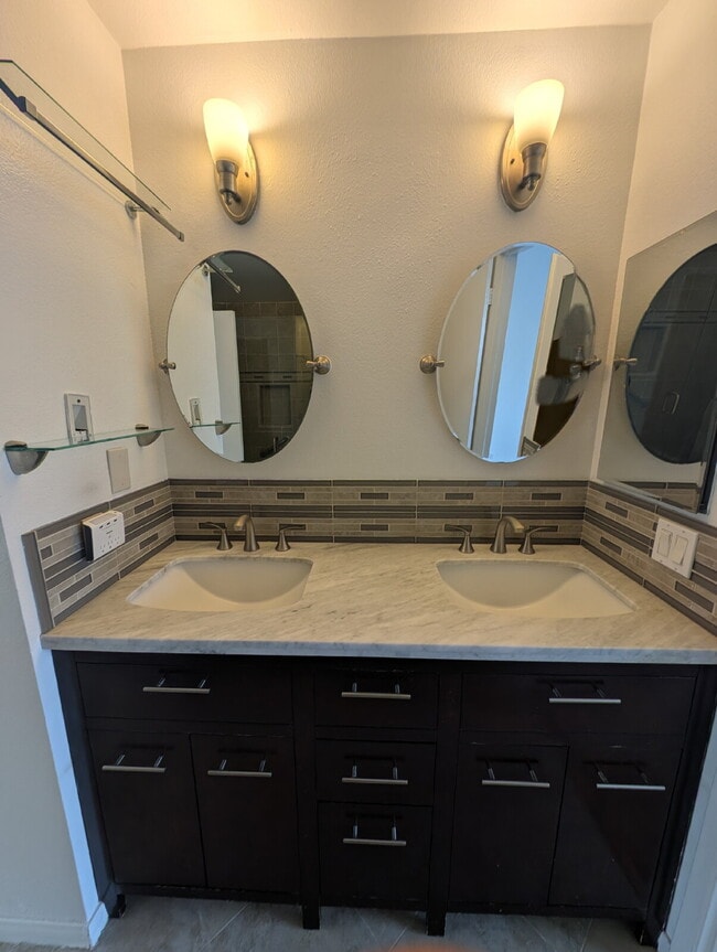 Building Photo - MOVE-IN READY - SPACIOUS 2-BEDROOM TOWNHOM...