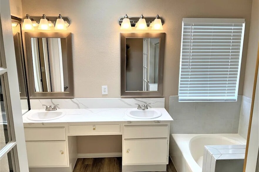 Building Photo - 3300 Hyannis Cir