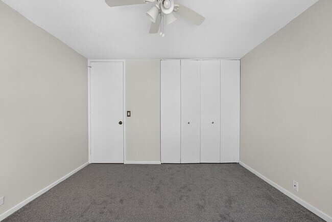 Building Photo - 2650 N Lakeview Ave