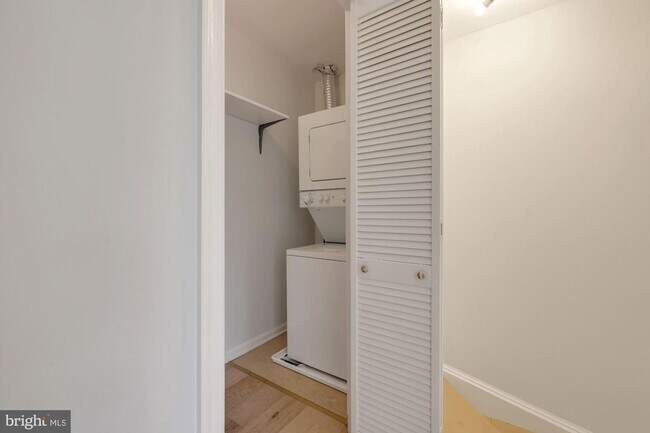 Building Photo - Gorgeous 2 Bedroom 2.5 Bath in Chevy Chase