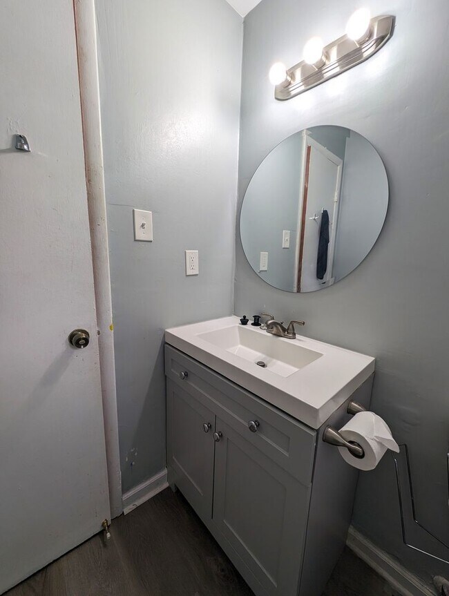 Building Photo - Minutes from UPTOWN! 4 Bedroom!  100% Remodeled!