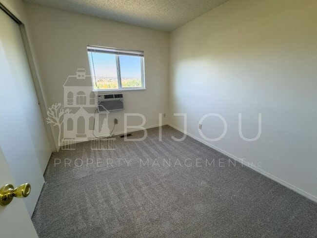 Building Photo - 6470 Chantilly Pl