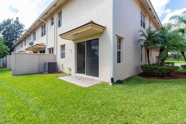 Building Photo - 356 SE Bloxham Way