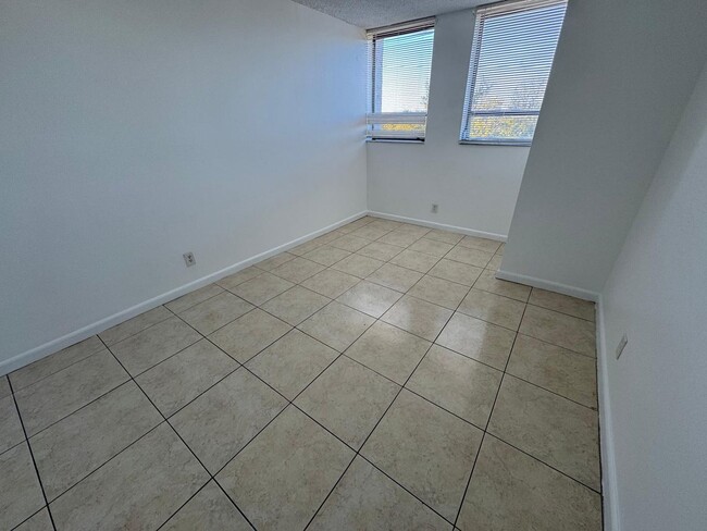 Building Photo - Spacious 2 bedroom, 2 bath condo, West Pal...