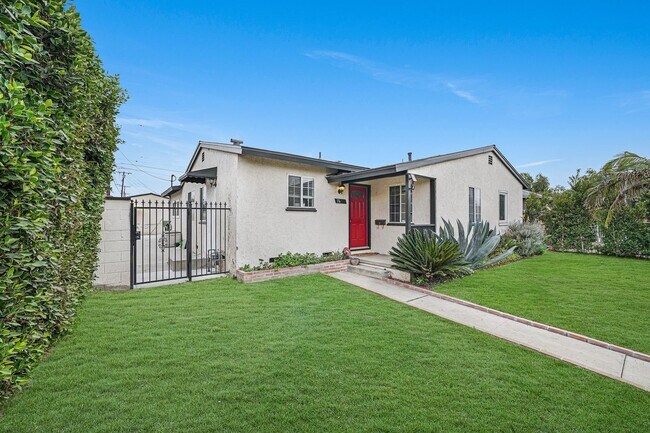 Building Photo - A beautiful  home in North Hollywood is no...