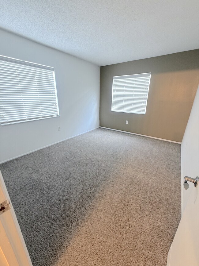Building Photo - 2557 N Alafaya Trail