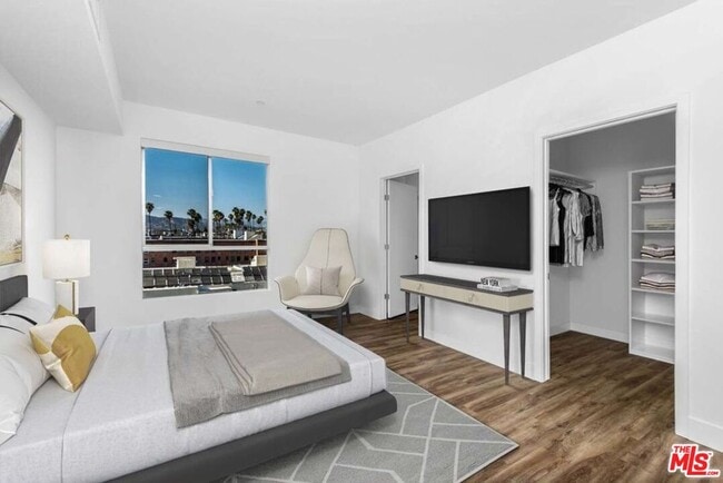 Building Photo - 453 S Kenmore Ave