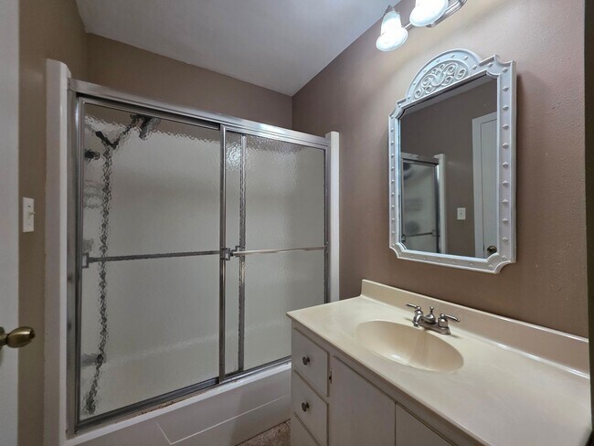 Building Photo - 4BR/2BA lake view home with covered back p...