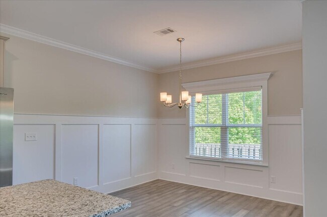 Building Photo - 323 Colonnades Dr