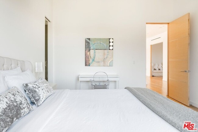 Building Photo - 1723 S Durango Ave