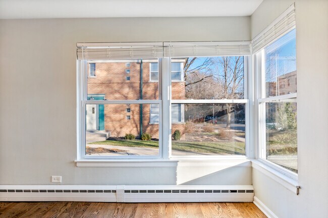 Building Photo - 2112 W Farragut Ave