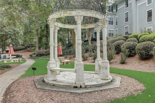 Building Photo - 1115 Summit N Dr NE