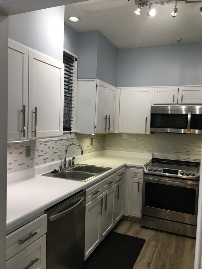 Building Photo - Midtown 2 story condo in Belleair Woods. Over 1200 sq ft of living space! Fenced in back yard! Pe...