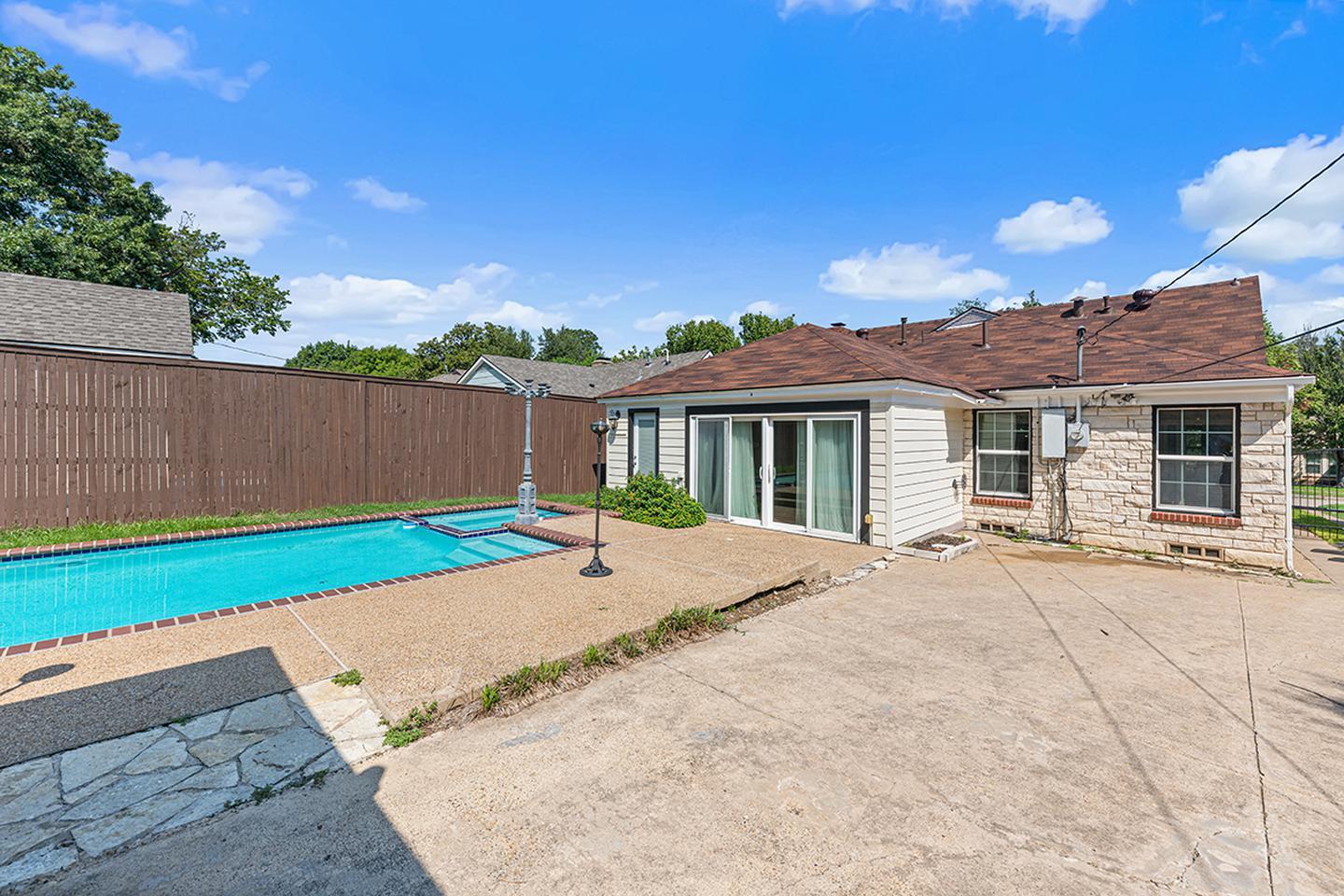 Building Photo - North Oak Cliff home with pool, spa & back...