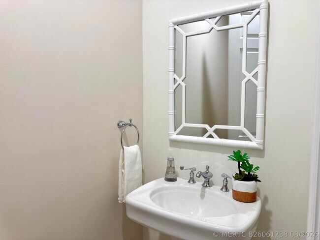 Building Photo - 809 Estancia Wy