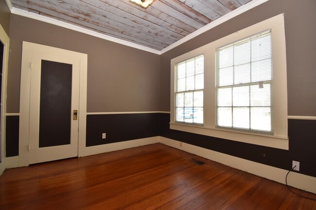 Building Photo - Recently Updated 3 Bedroom House