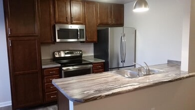 Building Photo - 941 Valley Rd