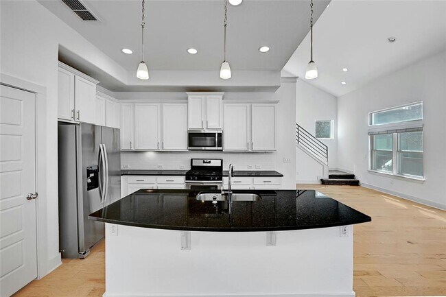 Building Photo - 2308 Hermia St
