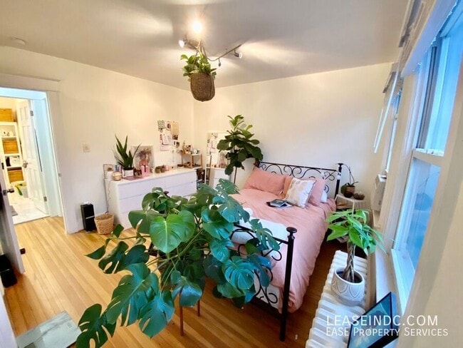 Building Photo - 2517 3rd St NE