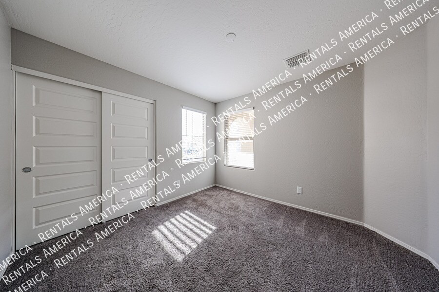 Building Photo - 932 Kachina Dr