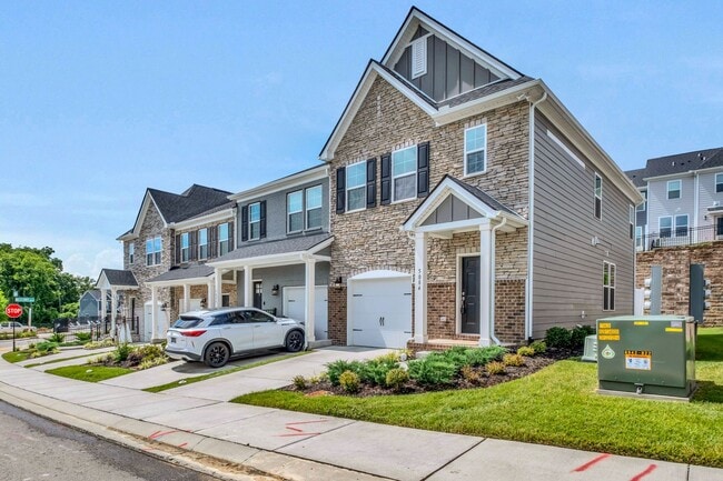 Building Photo - 3 bed/2.5 bath townhome in Tulip Hills wit...
