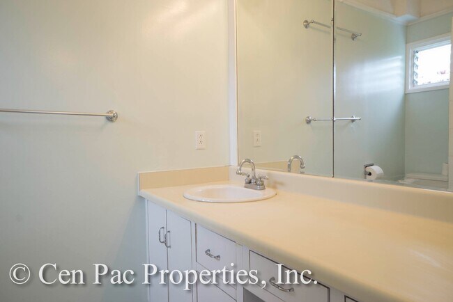 Building Photo - 3 Bed, 2 Bath House/Across the Street from...
