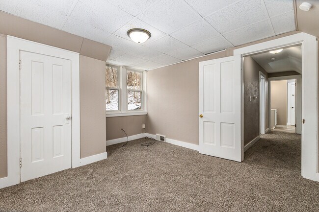 Building Photo - 910 W Locust St