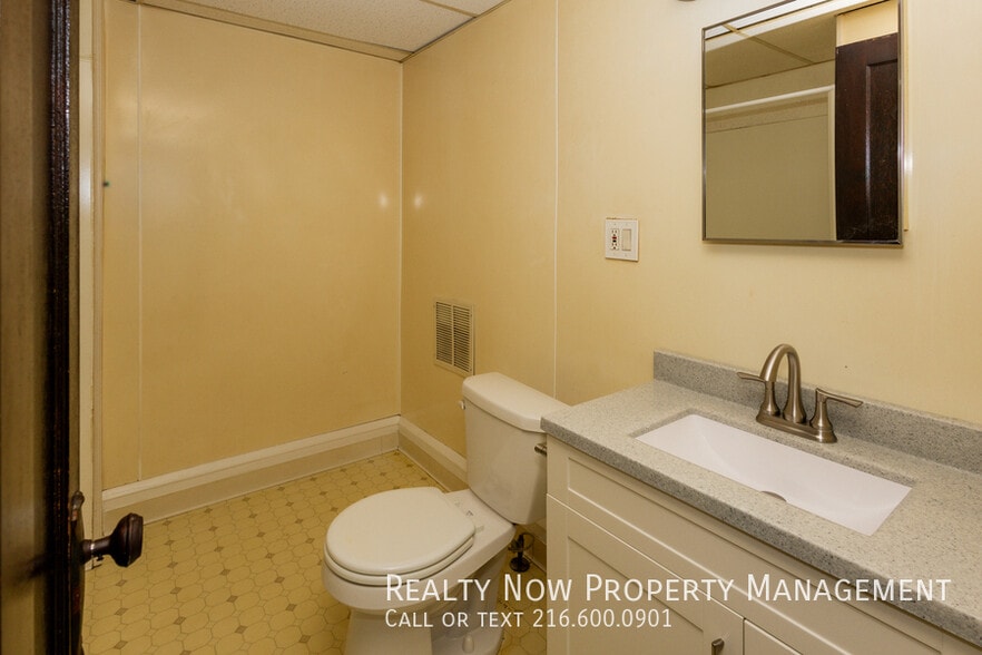 Building Photo - 3765 W 134th St