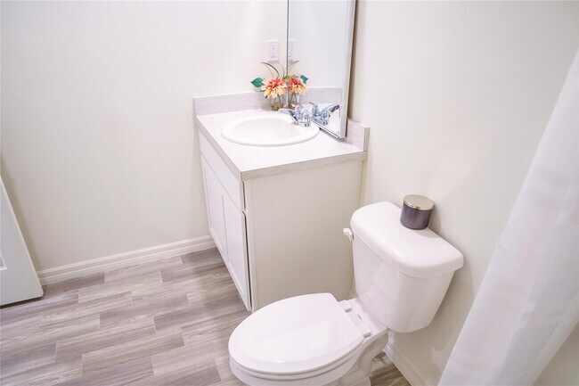 Building Photo - 1229 SW San Antonio Ave