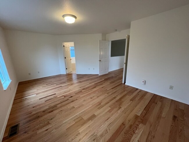 Building Photo - Beautiful 4 Bedroom Eagle River Home!