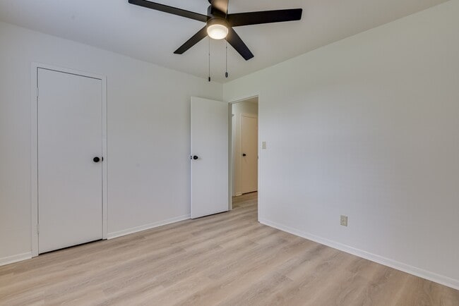 Building Photo - 4315 Parkwood Dr