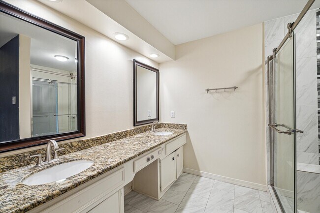 Building Photo - 910 Coachlight Dr