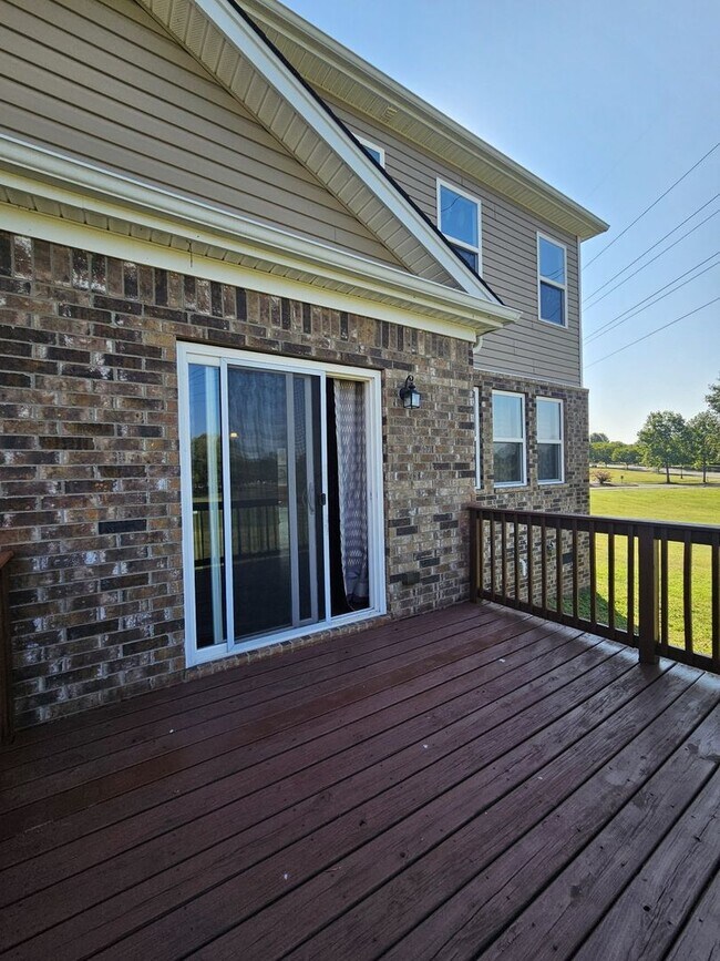 Building Photo - Great Home With Garage Parking Near Downto...