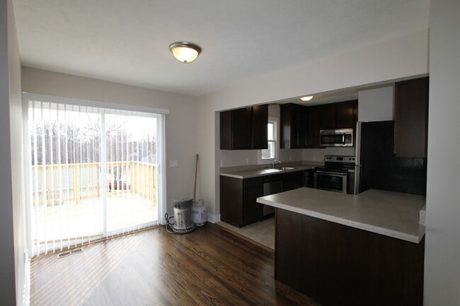 Building Photo - Large 3 bedroom with Open Floor Plan! Close to all the shopping and dining of Aksarben! Close to ...