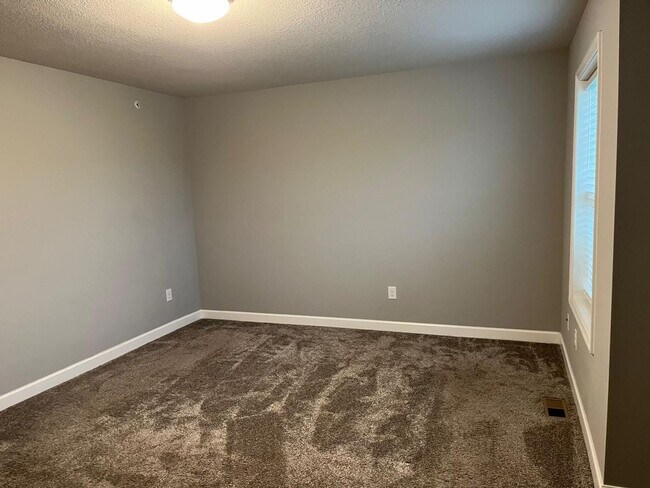 Building Photo - Stunning End Unit 3bed 3bath Townhome in W...