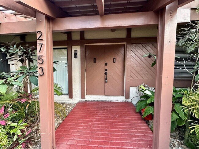 Building Photo - 2753 Parkview Dr S