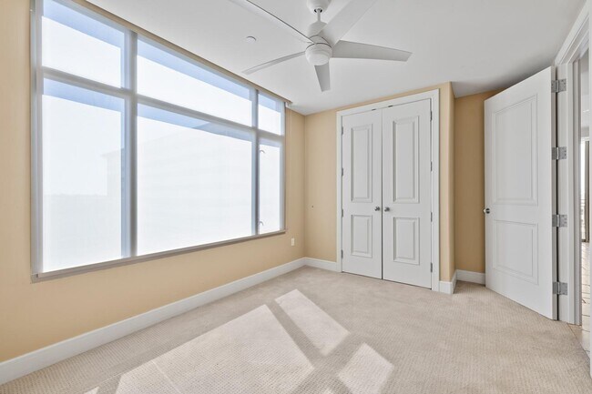 Building Photo - 2211 E Camelback Rd