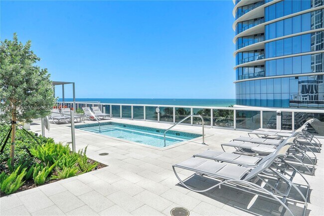 Building Photo - 15811 Collins Ave