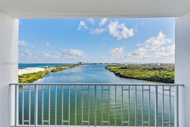 Building Photo - 500 Bayview Dr