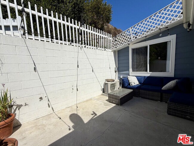 Building Photo - 3950 Las Flores Canyon Rd