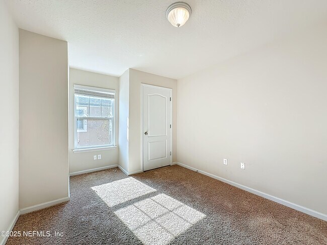 Building Photo - 218 Larkin Pl