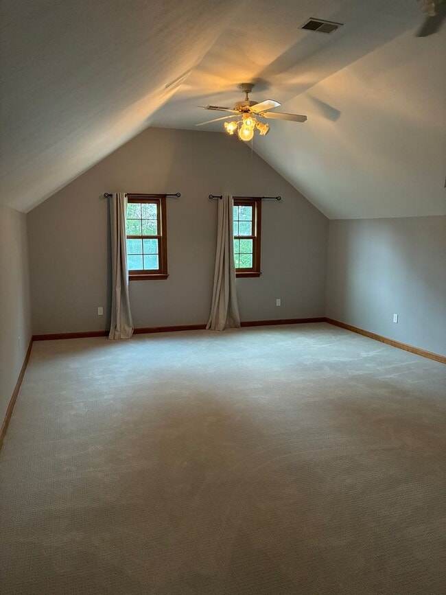 Building Photo - Magnificent 5-Bedroom Private Estate in Bu...